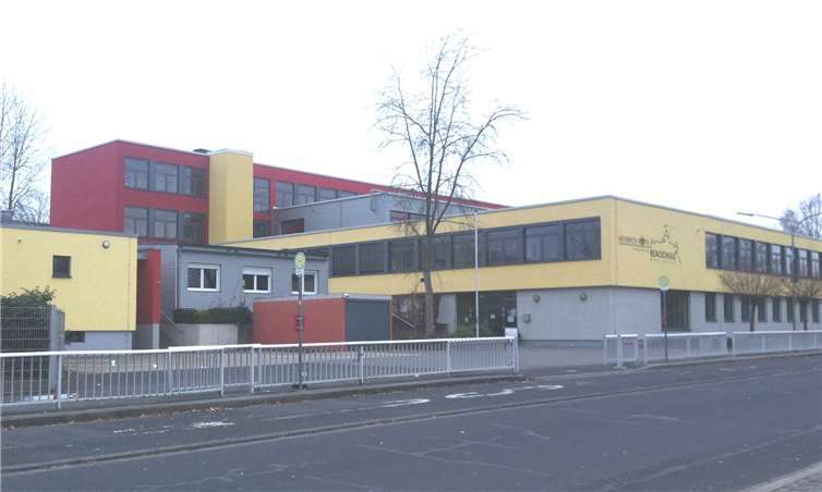 An der Heinrich-Roth-Realschule plus in Montabaur wird ab diesem Jahr die Mensa (gelbes Gebäude vorne links) und das Schulgebäude insgesamt erweitert. Dafür sind insgesamt 3,4 Millionen Euro vorgesehen, 1,4 Millionen Euro davon in diesem Jahr..