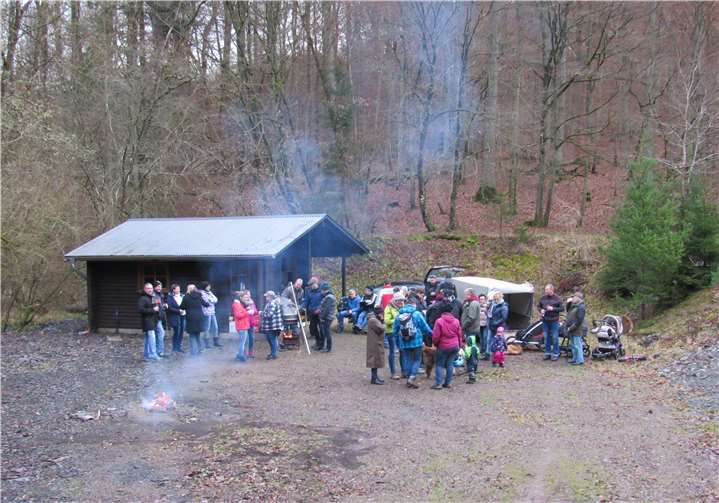 An der Hütte könnte man sich stärken und die Wärme der Feuer genießen. Heimatverein Macken