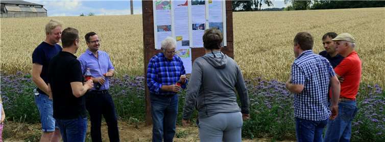 An der Infowand wurde lebhaft diskutiert.Foto: privat