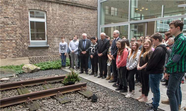 An der Installation zum Gedenken an die aus Rheinbach stammenden ermordeten Juden im Rheinbacher Rathaus legten der Landtagsabgeordnete Oliver Krauß, Vizebürgermeister Claus Wehage und Schüler der Gesamtschule Rheinbach ein Gesteck nieder.JOST