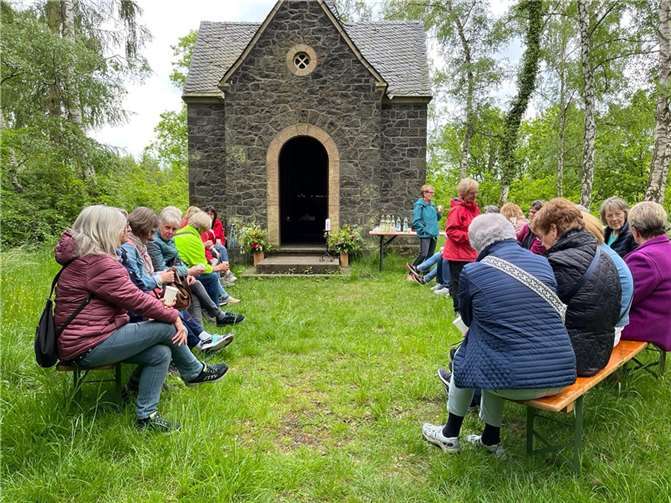 An der Josefskapelle fand zu Ehren der Mutter Gottes eine Maiandacht statt. Fotos: privat