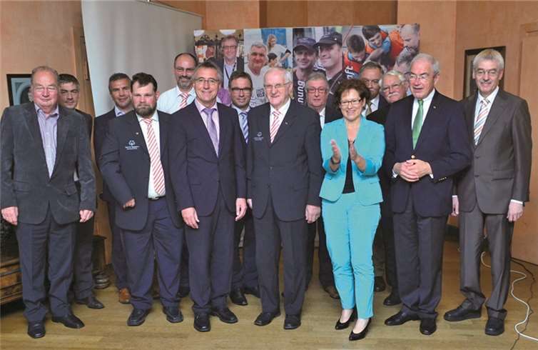 An der Jubiläumsfeier zehn Jahre Special Olympics Rheinland Pfalz nahmen im Festsaal von Schloss Sayn etwa 80 geladene Gäste teil. Zum Abschluss des Festakts kamen alle Funktionsträger auf die Bühne.