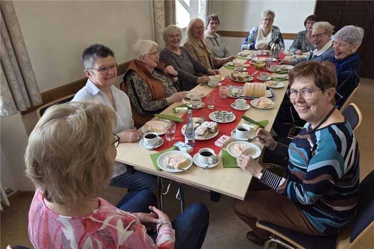 An der Kaffeetafel ließ man sich gut gelaunt den Kuchen schmecken. 