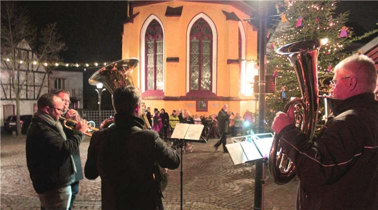 An der Kapelle hatten sich zahlreiche Unkeler eingefunden, um den weihnachtlichen Klängen zu lauschen.  DL