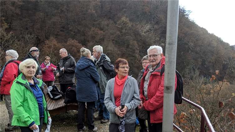 An der Kapelle oberhalb von Miellen genossen die Wanderer bei einer kleinen Rast die Aussicht ins Lahntal. Taunusklub Bad Ems
