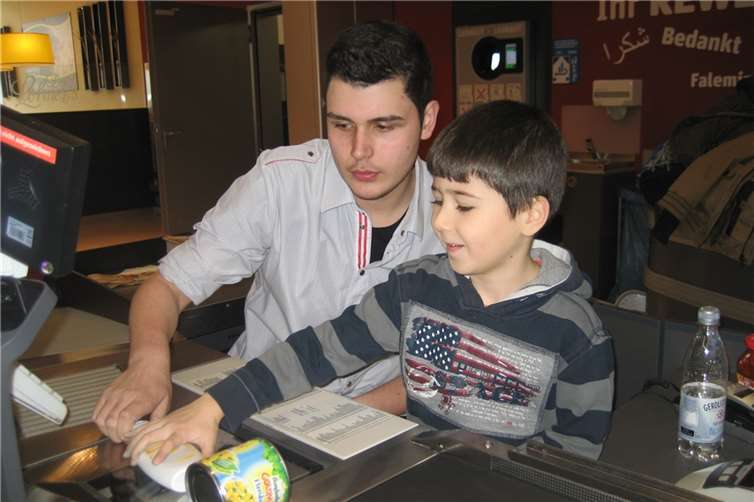 An der Kasse durften die Kinder die Waren über den Scanner ziehen.