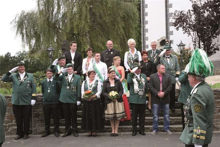 An der Kirche wurden Honoratioren aus Politik, Klerus und den anwesenden Majestäten die Ehre erwiesen. STF