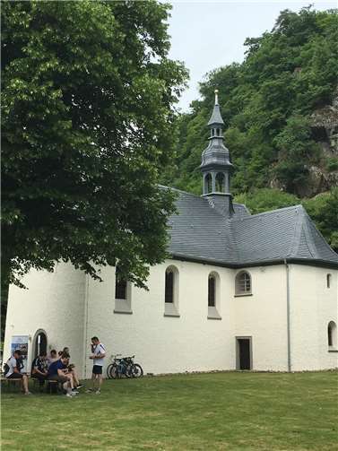 An der Kreuzkapelle an der Wied zwischen Hausen und Waldbreitbach haben die Waldbreitbacher Franziskanerinnen am 18. Mai, am Raderlebnistag Wied(er) ins Tal ihren Stand.Foto: Christina Juhr