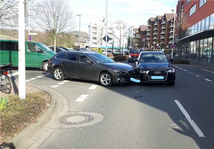 An der Kreuzung Bergstraße/Rathausstraße in Bad Neuenahr kam es zu einer Kollision zwischen zwei Fahrzeugen. Foto: Polizei