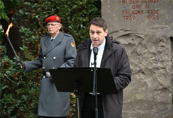 An der Kriegsgräberstätte auf dem Friedhof Bonner Straße gedenkt Bürgermeister Sven Schnieber der Opfer von Krieg und Gewalt. Foto: Stadt Meckenheim