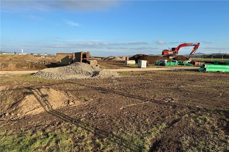 An der L 120 wird zurzeit eine Gewerbefläche von rund 22.500 Quadratmeter erschlossen. Der Zweckverband Konversion Flugplatz investiert auch in 2026 in die weitere Erschließung von Gewerbe- und Industriegrundstücken, da die Nachfrage für die dortigen Grundstücke groß ist. Foto: Stefan Pauly/VG-Verwaltung Mendig