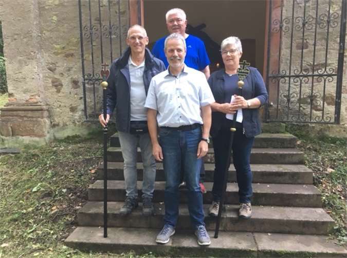 An der Layendeckerkapelle wurde gebetet: (V.li.n.re.) Karl Schütz (Jungpilgerführer), Bernd Theisen (Geschäftsführer der Noth Gottes Bruderschaft), Hedwig Stein (Altpilgerführer) und Bernhard Treins (Jungpilgerführer 2018).Noth Gottes Bruderschaft Kruft