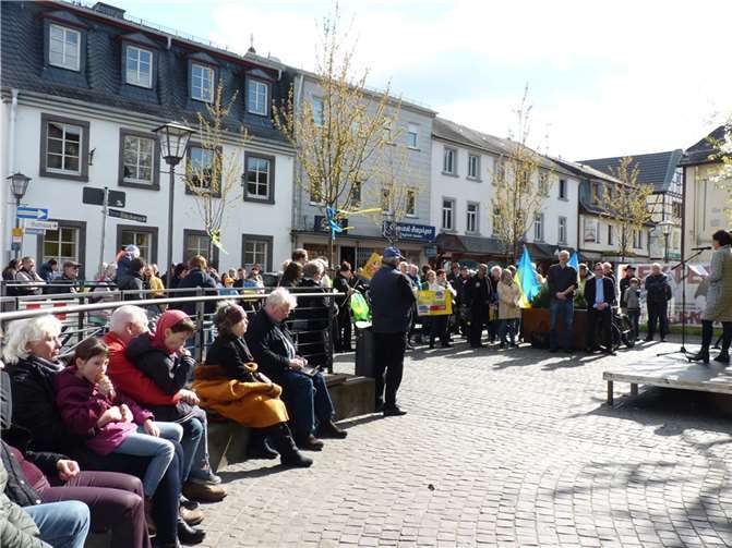 An der Marienkirche in Bad Breisig versammelten sich Bürger und Kommunalpolitiker zur Mahnwache gegen den Krieg. Fotos: HE