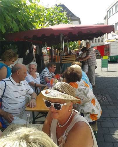 An der Markttafel geht es jeden Freitag gesellig und lecker zu. Fotos: Stadt Bendorf am Rhein