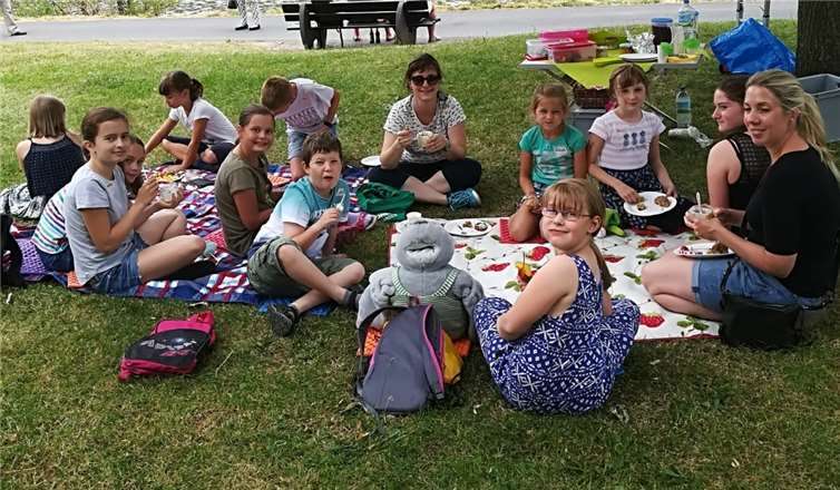 „Jolinchen und Max Schrubbel beim Picknick“ An der Mosel wurden die zahngesunden leckeren, kreativen Fingerfoodspeisen gekostet und vernascht. privat