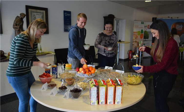 An der Müsli- und Saftbar konnten sich alle nach Herzenslust bedienen. Fotos: CF