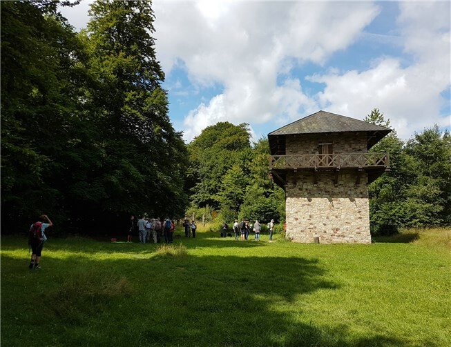 An der Nachbildung eines Wachturms am Kastell Zugmantel.