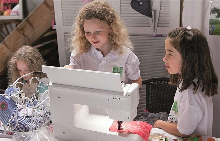 An der Nähmaschine zeigten diese beiden jungen Freundinnen ihr Können beim 4. Wachtberger Kinder- und Jugendkulturtag.