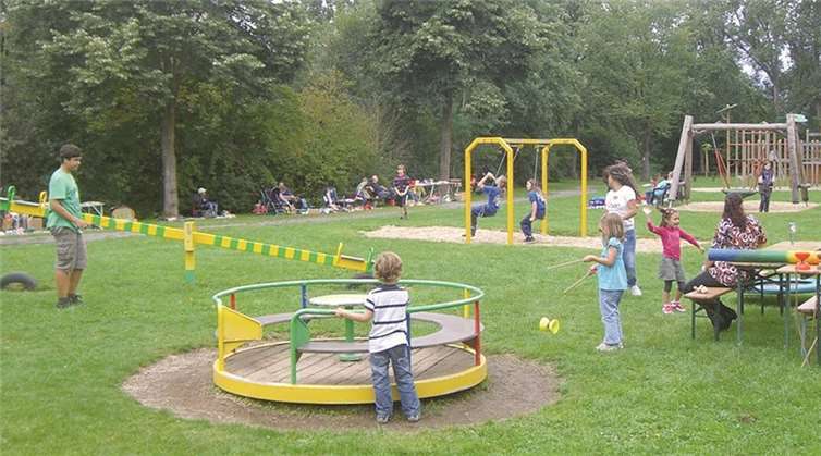 An der Netteturnhalle wird der Sommer gefeiert.  Privat