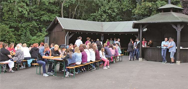 An der Oedinger Grillhütte fanden die Mitarbeiter der Familie Rudolphi Zeit, sich auszutauschen und gemeinsam zu lachen.privat