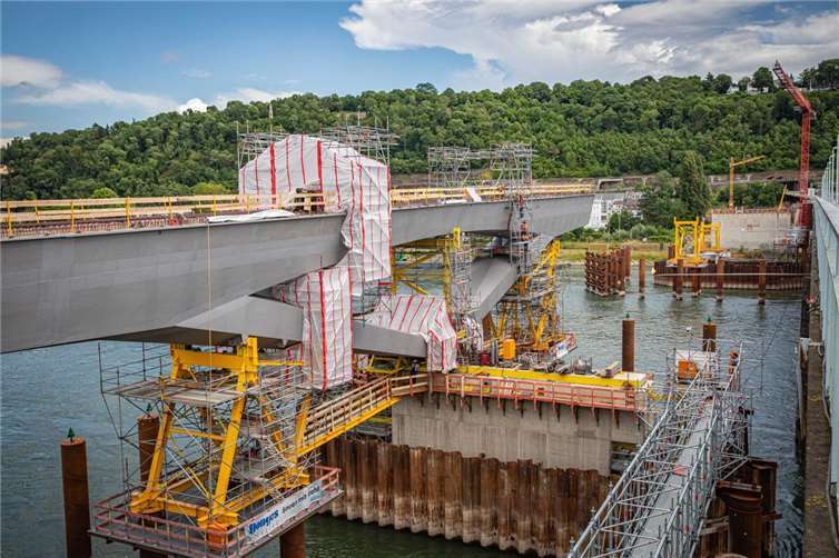 An der Pfaffendorfer Brücke werden in den kommenden Wochen unter anderem an Samstagen Schweißarbeiten an den zuletzt eingehobenen Brückenbauteilen durchgeführt.  Foto: Stadt Koblenz/Andreas Egenolf
