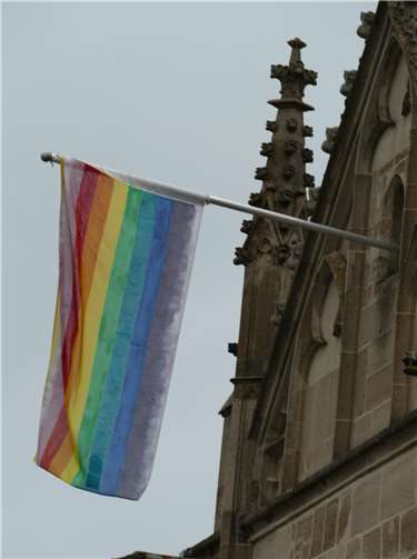 An der Pfarrkirche wurde die Regenbogenflagge aufgehängt. Foto: privat