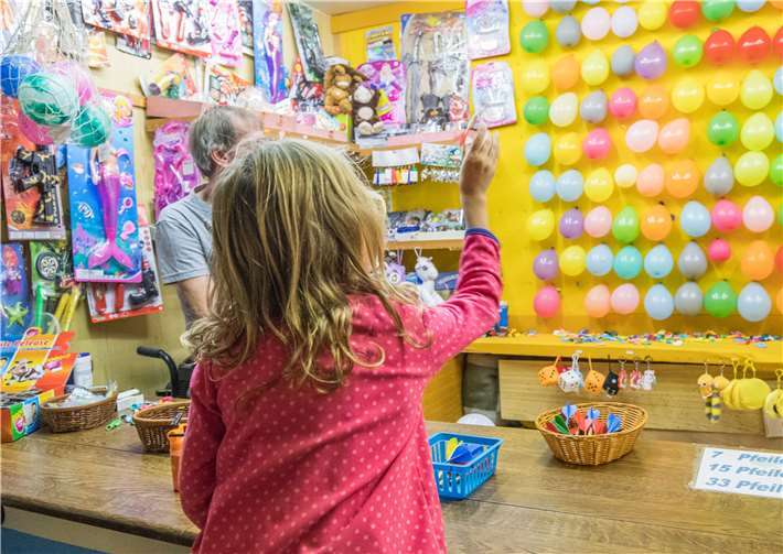 An der Pfeilwurfbude hatten die Kleinen ihren Spaß. Fotos: CEW