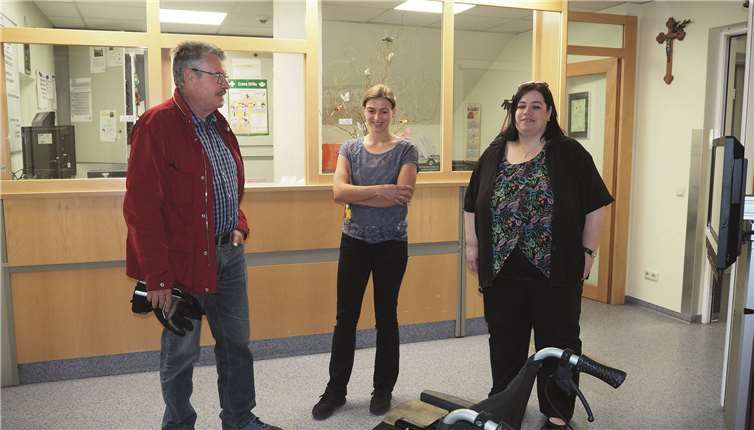 An der Pforte des Mendiger Caritas-Zentrums wurde StadtbürgermeisterHans Peter Ammel von Stefanie Pohl und Melanie Schuth in Empfang genommenund machte sogleich Bekanntschaft mit „seinem“ Rollstuhl. Fotos: -FRE-