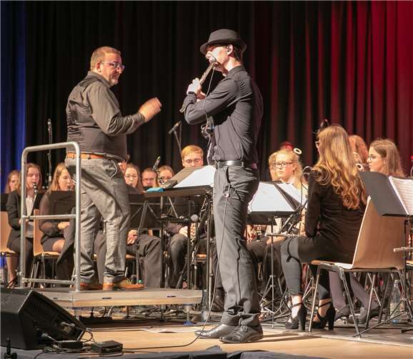 An der Querflöte zeigte Solist Thomas Schüller bei Michael Jacksons „Thriller“ sein ganzes Können, unterstützt von den „Tomburg Winds“ unter der Leitung von Adi Becker.
