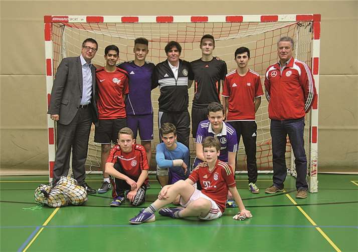 An der Realschule plus und Fachoberschule Untermosel werden auch im Schuljahr 2014/15 wieder DFB Junior-Choaches ausgebildet. Verantwortliche des Fußballverbandes Rheinland und des Sponsors (Commerzbank) hatten die Jugendlichen vor Ort besucht. privat
