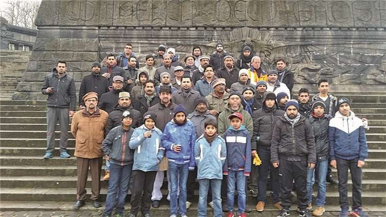 An der Reinigung vom „Deutschen Eck“ am Neujahrsmorgen haben sich rund 50 Gemeindemitglieder beteiligt. privat