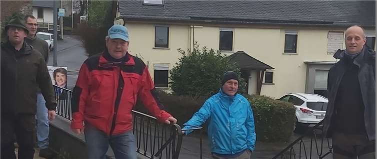 An der Revier- und Waldbegehung nahmen auch der Revierleiter und der Jagdpächter teil. Foto: privat