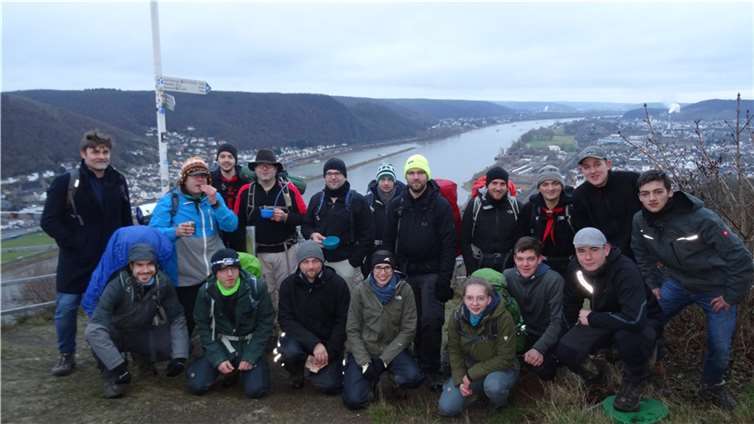 An der Rheinbrohler Ley mussten sich die Teilnehmer ihr Nachtquartier suchen bzw. bauen. Foto: privat