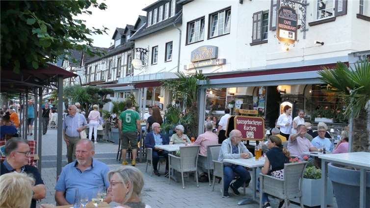 An der Rheinpromenade herrschte reger Andrang.  Foto: AB