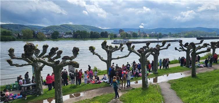 An der Rheinpromenade von Bad Breisig leisteten Schüler und Lehrer ihren Beitrag zum „Tag für Afrika“.  Foto: privat