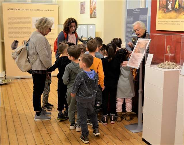 An der Riechstation konnten sich die kleinen Forscher einen Eindruck von der Gewürzwelt im römischen Weltreich machen. Foto: Stadtmuseum Andernach