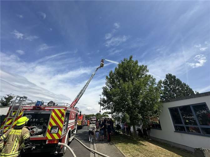 An der Schauübung zum Auftakt des Feuerwehrfestes in Plaidt nahmen mehr als 70 Einsatzkräfte mit 14 Fahrzeugen teil.