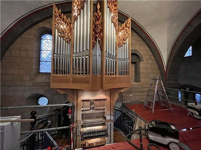 An der Schwalbennest-Orgel wurde ein Baugerüst aufgebaut.  Fotos: Benediktinerabtei Maria Laach