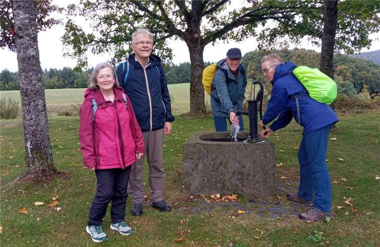 An der Schwengelpumpe bei der Kapelle Hl. Rochus.  Foto: Eifelverein Remagen / Alfred Pohl