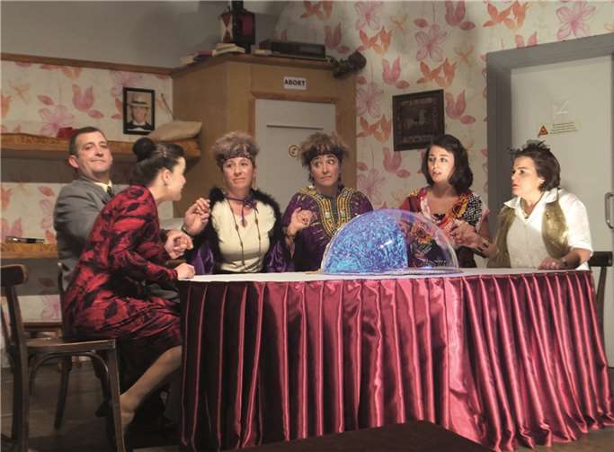 An der Séance nimmt sogar der Bürgermeister Helmut Gierig (Harald Kron) teil, der angeblich nichts von dem Hokuspokus hält. Heinz Kugel