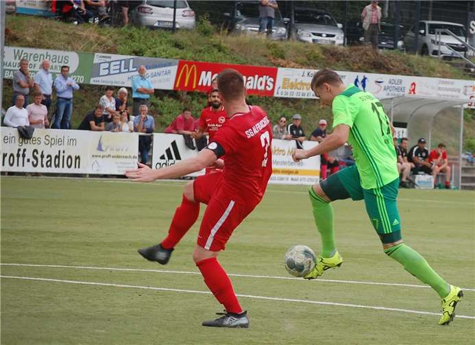 An der Seite von Marcel Berg blüht auch Lars Bohm (re.) immer mehr auf. In dieser Szene düpiert er den Ellscheider Abwehrspieler Christoph Gräfen und trifft zum zwischenzeitlichen 5:1.