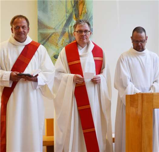 An der Seite von Pfarrer Alexander Kurp feierte Jörg Hoffmann (l.) in der Hauskapelle der Barmherzigen Brüder Saffig seine erste Eucharistiefeier als Diakon.