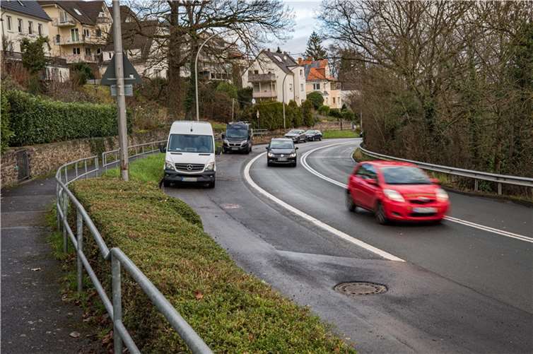 An der Simmerner Straße auf der Karthause soll in Koblenz der Lückenschluss im Radweg vollzogen werden. Der bisherige Grünstreifen im Bereich der Hausnummern 63 - 42 wird daher auf 100 Metern zu Parkbuchten umgebaut.  Foto: Stadt Koblenz/Andreas Egenolf