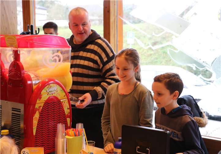 An der Slush-Maschine halfen derweil auch fleißige Kinder tatkräftig mit.