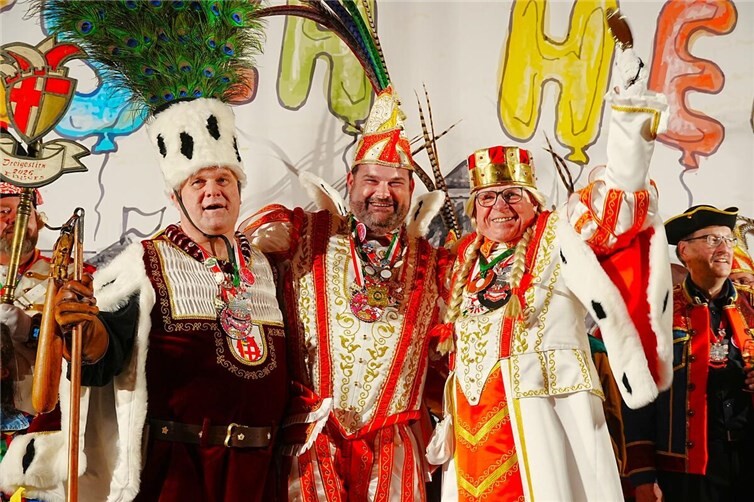An der Spitze der Engerscher Gecken: Das stimmungsvolle Dreigestirn Prinz Christian I. (Eisele), Jungfrau Wolline (Wolfgang Geil) und Bauer Erich (Erich Günther).Fotos: FF