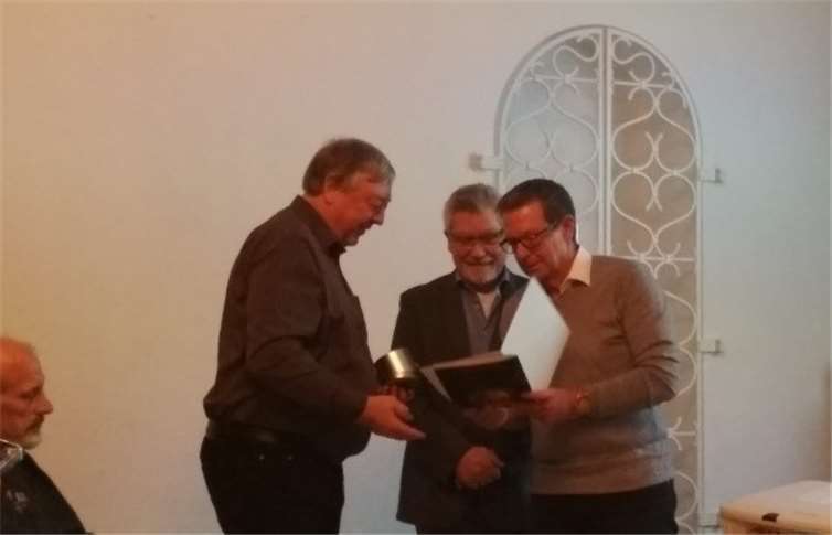 An der Sportschule Oberwerth überreichte Peter Löcher, Kreisvorsitzender des Fußballkreises Koblenz, Hermann-Josef Meurer seine Auszeichnung. Privat