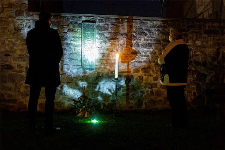 An der Stadtmauer wurde ein Kranz niedergelegt. Foto: Martin Lenz
