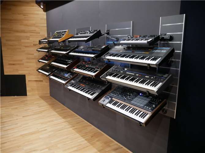 An der Studiowand hängen (Erinnerungs-) Werte - „Keyboards, die mit mir älter geworden sind“.