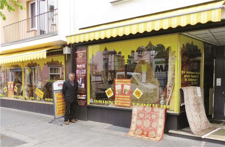 An der Telegrafenstraße 19 in Bad Neuenahr hat Shaukat Ali sein Geschäft und bedient meist seine Stammkunden. Privat