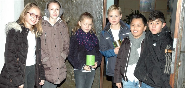 An der Tür erwarteten die Schüler die Gästen mit Spendendosen.Fotos: UM